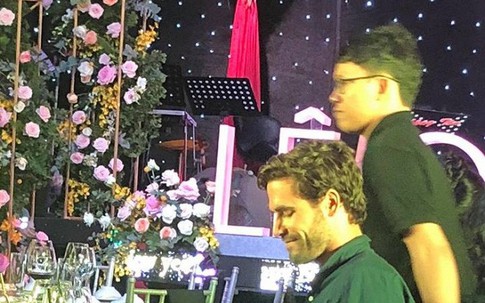 Nửa năm kể từ ngày tuyên bố ly hôn, diva Hồng Nhung lần đầu xuất hiện với trai Tây lạ mặt