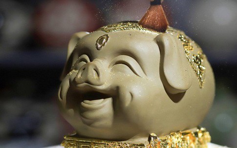Lợn đất dát vàng giá trăm triệu của nghệ nhân ở Hà Nội