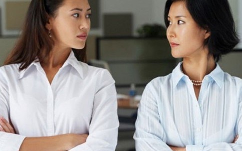 Sinh con xong, mẹ chồng và em chồng ra thăm cho tôi 2 triệu tiền mừng nhưng nói một câu khiến tôi uất nghẹn