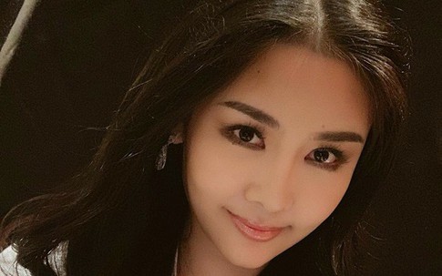 Ngân Anh điệu đà quá mức, lộ khuyết điểm nhan sắc khi trả lời báo chí