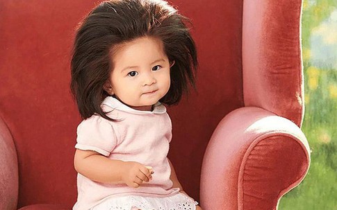 Bé gái Nhật 1 tuổi gây bão mạng với mái tóc 'bờm sư tử'