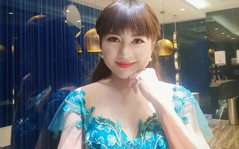 Nữ MC “xuống tóc” sau bị chặn đánh dập môi giữa đường gây xôn xao là ai?