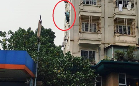 Hà Nội: Thót tim với cảnh cô gái đung đưa trên lan can nhà cao tầng và luôn mồm tri hô nhờ gọi cảnh sát