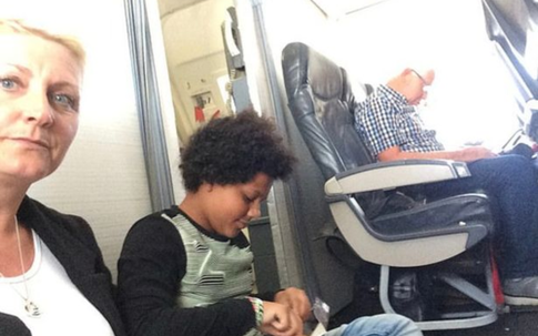 Mua vé nhưng không có ghế, khách ngồi bệt suốt chuyến bay
