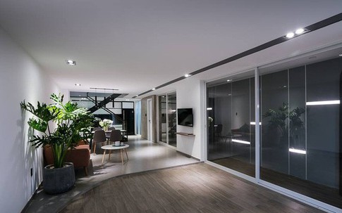 Nhà mặt phố có thiết kế thoải mái tránh khói bụi đường phố ở TP. HCM