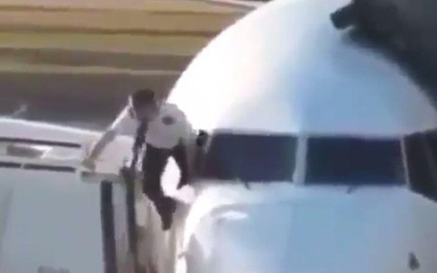 Quên chìa khoá, phi công vào máy bay theo cách khó ngờ