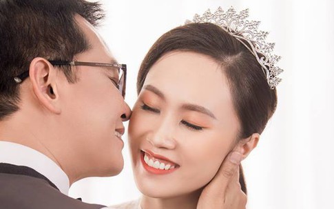 Vợ trẻ xinh đẹp của NSND Trung Hiếu nồng nàn hạnh phúc bên chồng