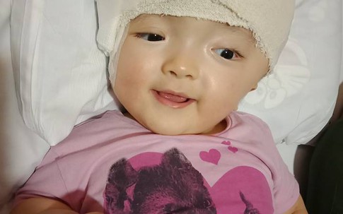 Giành được sự sống sau 11 lần phẫu thuật, bé Hoài Thương đón Tết với nụ cười xinh