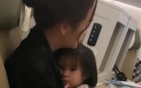 Phạm Quỳnh Anh gây xúc động mạnh với hình ảnh ôm con gái nhỏ co ro trên máy bay