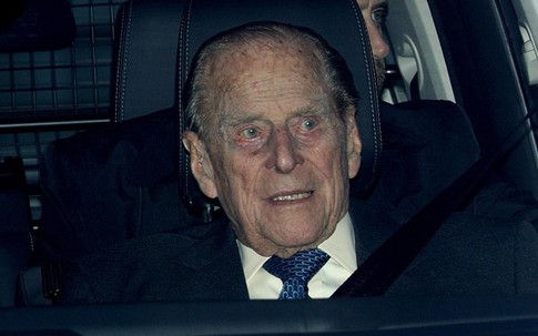 97 tuổi vẫn lái xe ô tô ra ngoài đường, chồng Nữ hoàng Anh bị tai nạn gãy chân vì lý do không ngờ