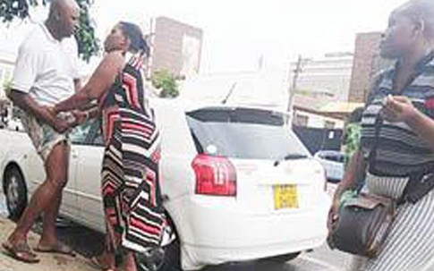 Vợ tóm 'của quý' chồng diễu phố vì tội phản bội