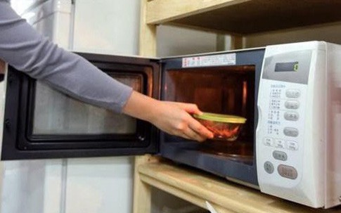 Bỏ 9 thứ này vào lò vi sóng, lò xịn mấy cũng nổ tung như “bom hẹn giờ”