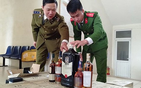 Xe tải chở lô rượu nhập lậu gần một tỷ đồng bị phát hiện