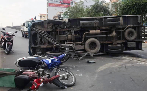 Ôtô lật nhào trên cầu vượt ở Sài Gòn, 2 người bị thương