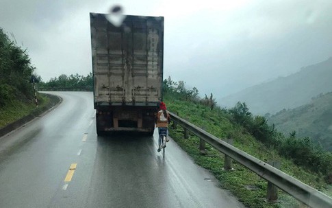 Kinh hãi nữ sinh đi xe đạp "liều mạng" bám tay vào đuôi container khi vượt đèo