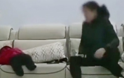 Vú em dốc ngược đầu bé 10 tháng tuổi xuống đất