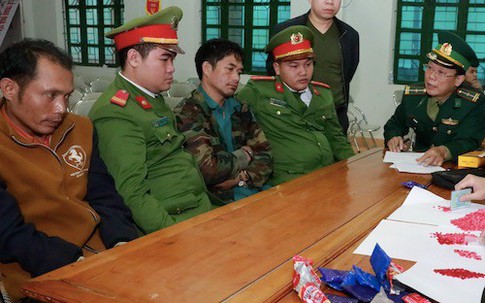 Hà Tĩnh: Bắt 2 đối tượng nước ngoài vận chuyển hơn 2.000 viên ma túy tổng hợp