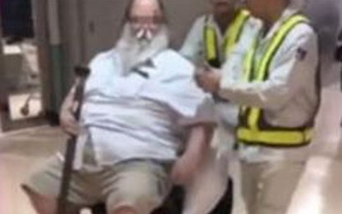 Nữ tiếp viên hàng không Đài Loan khổ sở vì bị khách ép lau "chỗ hiểm"