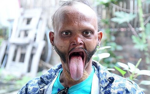 Kỳ lạ người đàn ông có lưỡi siêu dài, chạm được đến trán
