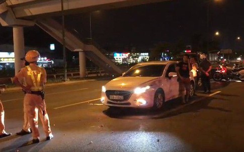 TP.HCM: Nữ tài xế say xỉn lái ô tô gây tai nạn rồi cố thủ trong xe không dám ra ngoài