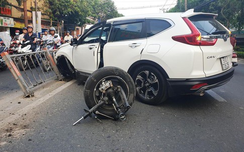 Ô tô 7 chỗ 'rụng' bánh trên phố Sài Gòn, người đi đường tháo chạy