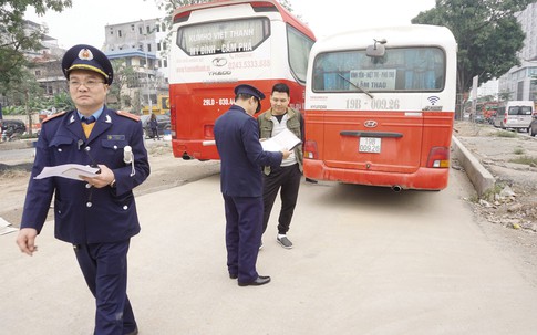 Theo chân Thanh tra giao thông bắt xe khách chạy… “rùa bò”