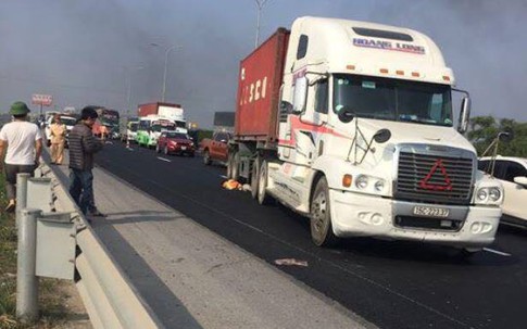 Vượt xe khách, container đâm chết nam công nhân trên cao tốc Pháp Vân