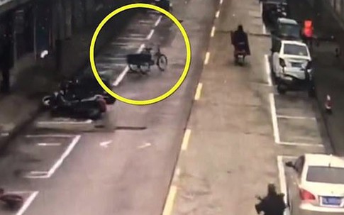 Kỳ lạ cảnh xe ba bánh không người lái tự chạy băng băng