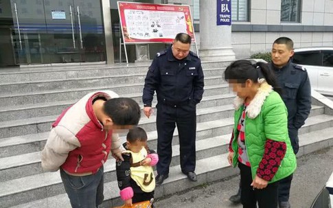 Con trai 3 tuổi mất tích cùng chiếc xe đạp nhỏ, bố mẹ nhận được cuộc gọi của cảnh sát và phát hiện câu chuyện không thể tin nổi