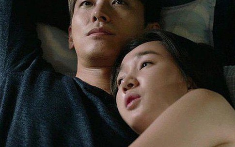Lần đầu đưa vợ về quê ăn Tết, nhìn cảnh tượng dưới gầm bàn ăn tôi chỉ muốn ly hôn