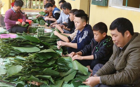 Thầy cô bớt tiền lương gói bánh chưng tặng học sinh nghèo ăn Tết