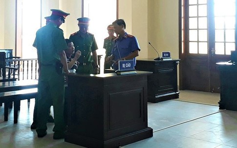 Chồng tâm thần chém vợ lãnh án chung thân