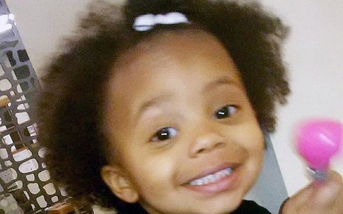 Bố mẹ đi tù vì để con gái 2 tuổi chết cóng trước hiên nhà