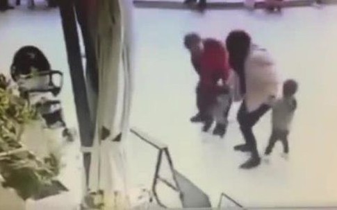 Bé gái suýt bị bắt cóc trước mặt dì ở trung tâm thương mại