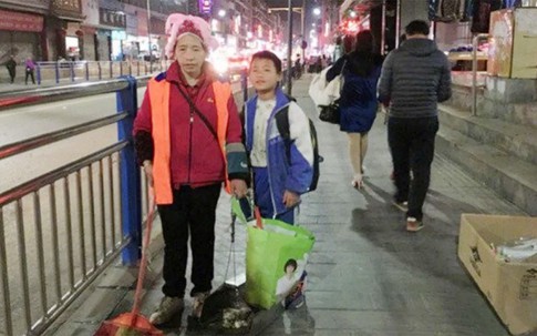 Xúc động tấm lòng hiếu thảo của cậu bé 11 tuổi ngày ngày quét đường giúp mẹ