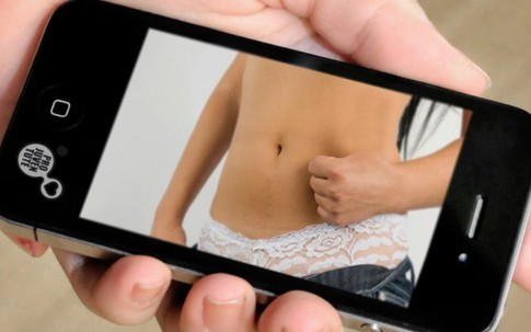 Nữ cảnh sát “điêu đứng” vì bị tù nhân lừa gửi ảnh nhạy cảm