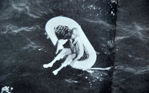 Bức ảnh đứa trẻ mồ côi lênh đênh trên biển hé lộ vụ thảm sát gia đình 4 người đáng sợ, chuyến nghỉ dưỡng hóa bi kịch sau 1 đêm