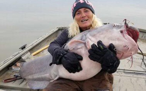 Người phụ nữ Mỹ câu được “quái vật sông” khổng lồ