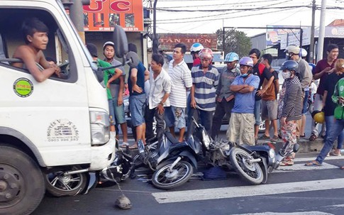 Ôtô tải tông liên tiếp 5 xe máy ở Sài Gòn, hơn 6 người thoát chết