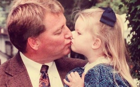 Cha già ngồi xe lăn nhảy cùng con gái trong lễ cưới gây xúc động mạnh