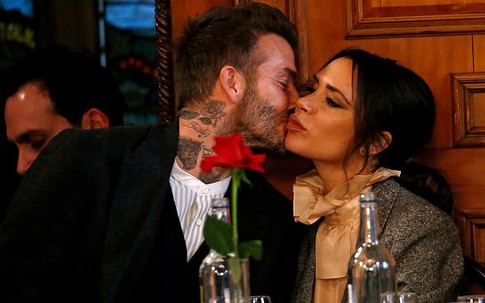 Vợ chồng David Beckham khóa môi ngọt ngào như chưa từng có những tin đồn thất thiệt về hôn nhân