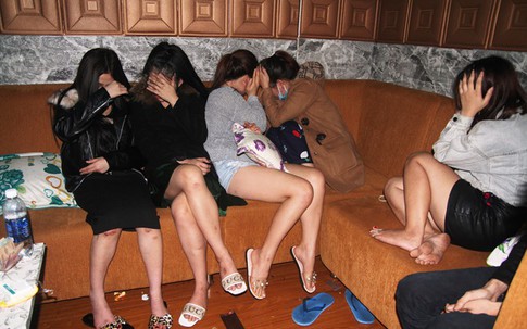 Hàng chục nam nữ vào nhà nghỉ dùng ma túy tập thể