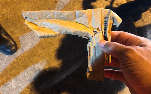 Vụ cướp hài hước nhất năm: Mang theo súng giấy, gã tội phạm gặp đúng nữ võ sĩ chuyên nghiệp và phải gọi cảnh sát đến cứu