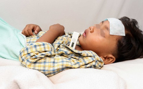 Bé trai co giật rồi bất tỉnh sau khi được ông bà nội cho uống siro ho chứa thành phần nguy hiểm phụ huynh nên đặc biệt lưu ý