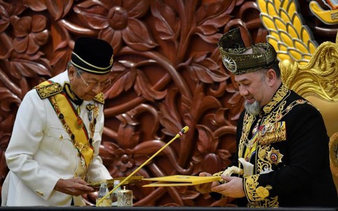Quốc vương Malaysia bị ép thoái vị để tránh phải mất mặt?
