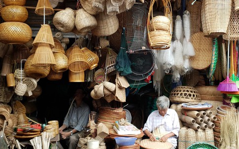 Chợ đặc biệt giữa lòng Hà Nội chỉ bán những vật dụng cổ, tên gọi còn bị lãng quên