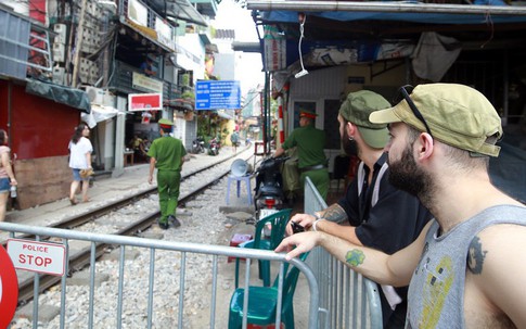 Khách du lịch ngoại quốc tiếc nuối vì không được vào phố "đường tàu" Phùng Hưng