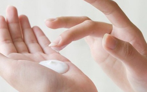 Sử dụng dầu dưỡng đúng cách để ngăn ngừa lão hóa