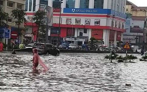 Thành Vinh chìm trong biển nước vì trận lụt lịch sử