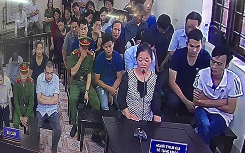 Xử gian lận thi cử ở Hà Giang: Vợ bị cáo "không thấy ai đến biếu quà cáp gì"